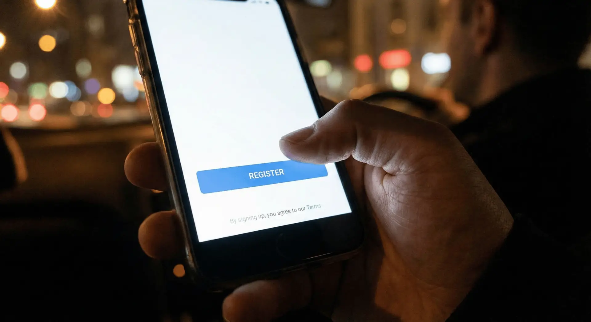 Grande plano de um polegar prestes a clicar num botão 